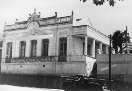 1956 - Este prédio abrigou a primeira faculdade de Passo Fundo - Direito